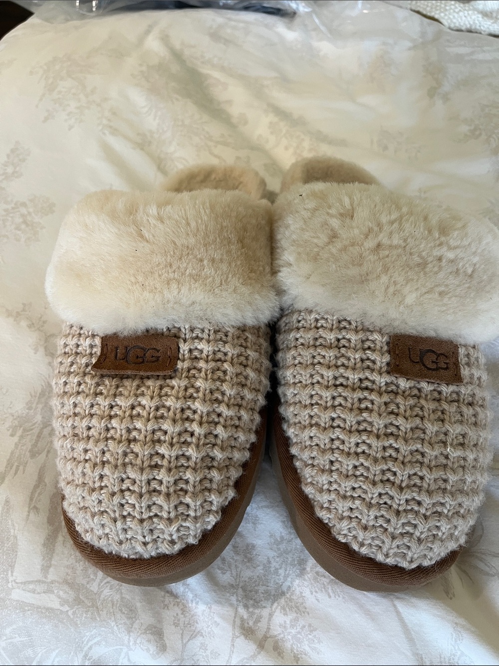 UGG Women's Chestnut Knit Shearling Cuff Slippers size 10